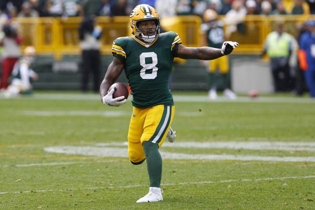 GREEN BAY, WI - OCTOBER 13: Green Bay Packers running back Josh Jacobs (8) switches directions during a game between the Green Bay Packers and the Arizona Cardinals at Lambeau Field on October 13, 2024 in Green Bay, WI. (Photo by Larry Radloff Icon Sportswire) NFL, American Football Herren, USA OCT 13 Cardinals at Packers EDITORIAL USE ONLY Icon02410134380