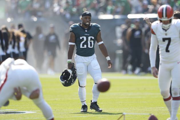 PHILADELPHIA, PA - OCTOBER 13: Philadelphia Eagles running back Saquon Barkley (26) warms up during the game between the Philadelphia Eagles and the Cleveland Browns on October 13, 2024 at Lincoln Financial Field in Philadelphia, PA. (Photo by Andy Lewis Icon Sportswire) NFL, American Football Herren, USA OCT 13 Browns at Eagles EDITORIAL USE ONLY Icon241013084