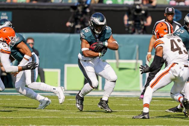 PHILADELPHIA, PA - OCTOBER 13: Philadelphia Eagles running back Saquon Barkley (26) rushes during the game between the Philadelphia Eagles and the Cleveland Browns on October 13, 2024 at Lincoln Financial Field in Philadelphia, PA. (Photo by Andy Lewis Icon Sportswire) NFL, American Football Herren, USA OCT 13 Browns at Eagles EDITORIAL USE ONLY Icon241013100