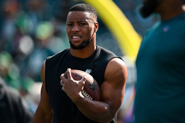 PHILADELPHIA, PA - OCTOBER 13: Philadelphia Eagles running back Saquon Barkley (26) warms up before the game between the Cleveland Browns and Philadelphia Eagles on October 13, 2024 at Lincoln Financial Field in Philadelphia, PA. (Photo by Kyle Ross Icon Sportswire) NFL, American Football Herren, USA OCT 13 Browns at Eagles EDITORIAL USE ONLY Icon24101339