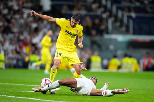 October 5, 2024, Madrid, Madrid, SPAIN: Santi Comesana of Villarreal and Jude Bellingham of Real Madrid in action during the Spanish League, LaLiga EA Sports, football match played between Real Madrid and Villarreal CF at Santiago Bernabeu stadium on October 5, 2024, in Madrid, Spain. Madrid SPAIN - ZUMA Vil 20241005_zaa_a181_192 Copyright: xOscarxJ.xBarrosox