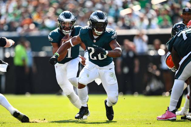 PHILADELPHIA, PA - OCTOBER 13: Philadelphia Eagles running back Saquon Barkley (26) blocks for quarterback Jalen Hurts (1) in the second quarter during the game between the Cleveland Browns and Philadelphia Eagles on October 13, 2024 at Lincoln Financial Field in Philadelphia, PA. (Photo by Kyle Ross Icon Sportswire) NFL, American Football Herren, USA OCT 13 Browns at Eagles EDITORIAL USE ONLY Icon24101384