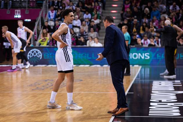 Basketball Champions League, Telekom Baskets Bonn vs AEK Betsson BC, 15 10 2024 Angelo Allegri Telekom Baskets Bonn 6 gets tips from Roel Moors Headcoach Telekom Baskets Bonn Basketball Champions League, Telekom Baskets Bonn vs AEK Betsson BC, 15 10 2024, Telekom Dome, Bonn Copyright: xBEAUTIFULxSPORTS Derixx