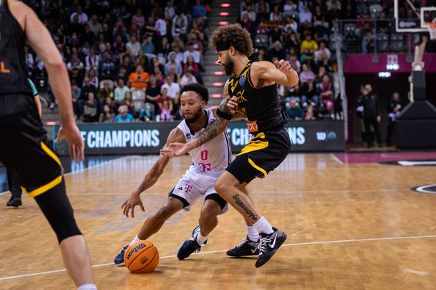Basketball Champions League, Telekom Baskets Bonn vs AEK Betsson BC, 15 10 2024 Darius McGhee Telekom Baskets Bonn 0 and Hunter Hale AEK Bettson Athens 77 Basketball Champions League, Telekom Baskets Bonn vs AEK Betsson BC, 15 10 2024, Telekom Dome, Bonn Copyright: xBEAUTIFULxSPORTS Derixx