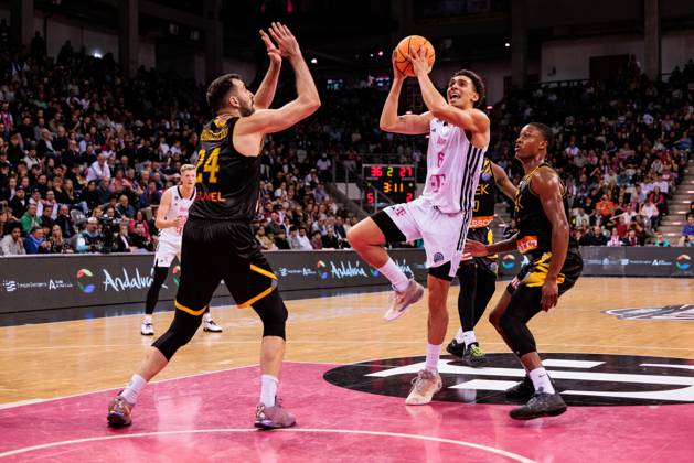 Basketball Champions League, Telekom Baskets Bonn vs AEK Betsson BC, 15 10 2024 Ioannis Kouzeloglou AEK Betsson BC, 24 , Angelo Allegri Telekom Baskets Bonn, 6 in the throw Basketball Champions League, Telekom Baskets Bonn vs AEK Betsson BC, Bonn, Telekom Dome on 15 10 2024 Copyright: xBEAUTIFULxSPORTS Wunderlx