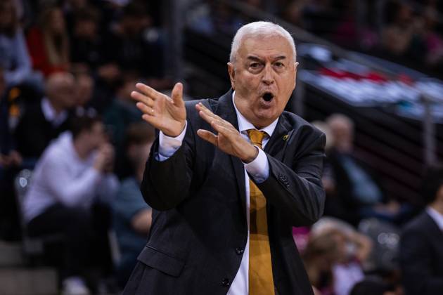 Basketball Champions League, Telekom Baskets Bonn vs AEK Betsson BC, 15 10 2024 Dragan Sakola Headcoach AEK Bettson Athens is displeased Basketball Champions League, Telekom Baskets Bonn vs AEK Betsson BC, 15 10 2024, Telekom Dome, Bonn Copyright: xBEAUTIFULxSPORTS Derixx
