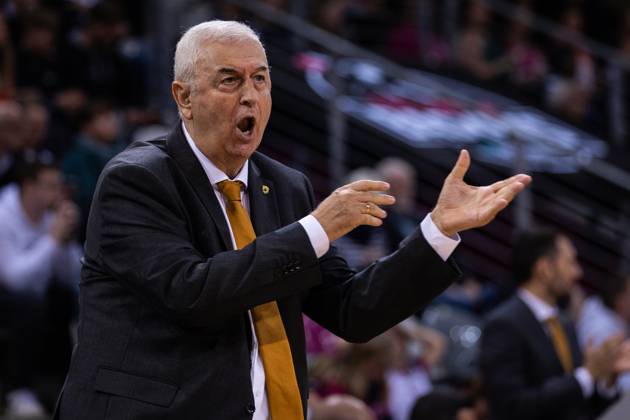 Basketball Champions League, Telekom Baskets Bonn vs AEK Betsson BC, 15 10 2024 Dragan Sakola Headcoach AEK Bettson Athens is displeased Basketball Champions League, Telekom Baskets Bonn vs AEK Betsson BC, 15 10 2024, Telekom Dome, Bonn Copyright: xBEAUTIFULxSPORTS Derixx