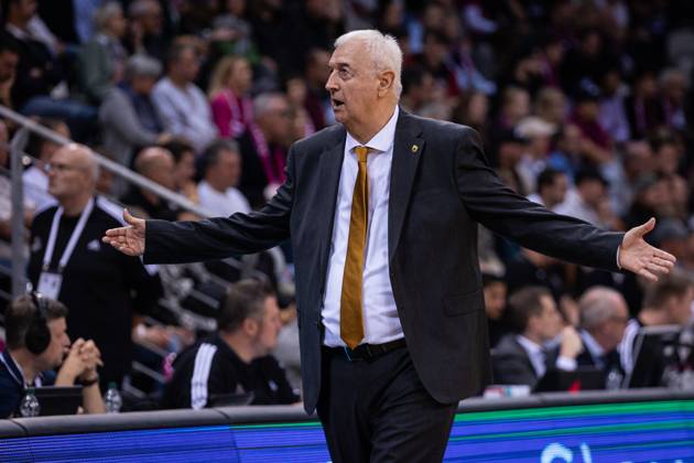 Basketball Champions League, Telekom Baskets Bonn vs AEK Betsson BC, 15 10 2024 Dragan Sakola Headcoach AEK Bettson Athens is displeased Basketball Champions League, Telekom Baskets Bonn vs AEK Betsson BC, 15 10 2024, Telekom Dome, Bonn Copyright: xBEAUTIFULxSPORTS Derixx