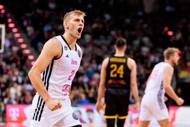 Basketball Champions League, Telekom Baskets Bonn vs AEK Betsson BC, 15 10 2024 Sam Griesel Telekom Baskets Bonn, 2 cheers Basketball Champions League, Telekom Baskets Bonn vs AEK Betsson BC, Bonn, Telekom Dome on 15 10 2024 Copyright: xBEAUTIFULxSPORTS Wunderlx