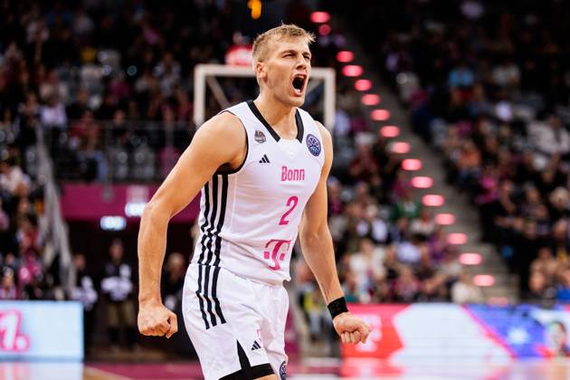Basketball Champions League, Telekom Baskets Bonn vs AEK Betsson BC, 15 10 2024 Sam Griesel Telekom Baskets Bonn, 2 cheers Basketball Champions League, Telekom Baskets Bonn vs AEK Betsson BC, Bonn, Telekom Dome on 15 10 2024 Copyright: xBEAUTIFULxSPORTS Wunderlx
