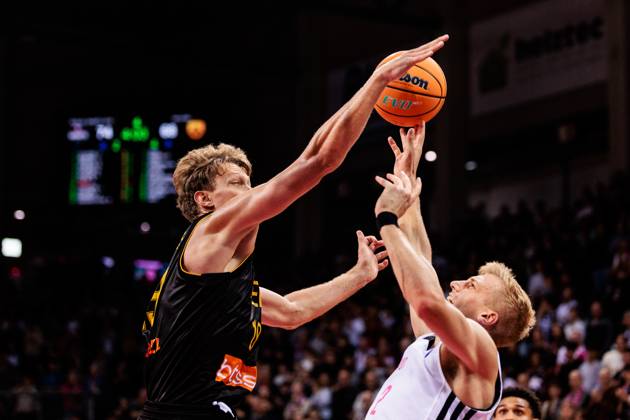Basketball Champions League, Telekom Baskets Bonn vs AEK Betsson BC, 15 10 2024 Mndaugas Kuzminskas AEK Betsson BC, 19 , Sam Griesel Telekom Baskets Bonn, 2 in the throw Basketball Champions League, Telekom Baskets Bonn vs AEK Betsson BC, Bonn, Telekom Dome on 15 10 2024 Copyright: xBEAUTIFULxSPORTS Wunderlx