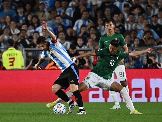BUENOS AIRES, ARGENTINA - OCTOBER 15:Lionel Messi of Argentina and Ramiro Vaca of Bolivia fight the ball during a match between Argentina Vs Bolivia as part of World Cup 2026 Qualifiers at Estadio Mas Monumental on October 15, 2024 in BuenosAires, Argentina. Buenos Aires Buenos Aires Argentina Copyright: xIMAGOx xPhotoCero5x xLucianoxBisbalxPhotoCero5x