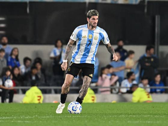 BUENOS AIRES, ARGENTINA - OCTOBER 15:Rodrigo De Paul of Argentina Controls the ball during a match between Argentina Vs Bolivia as part of World Cup 2026 Qualifiers at Estadio Mas Monumental on October 15, 2024 in BuenosAires, Argentina. Buenos Aires Buenos Aires Argentina Copyright: xIMAGOx xPhotoCero5x xLucianoxBisbalxPhotoCero5x