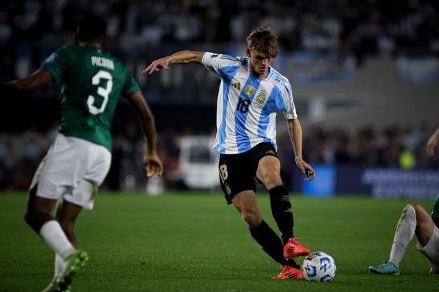 October 15, 2024, Buenos Aires, Buenos Aires, Argentina: Nicolas Paz of Argentina (R) seen in action during the match between Argentina and Bolivia as part of FIFA World Cup, WM, Weltmeisterschaft, Fussball 2026 Qualifiers at Estadio Mas Monumental, on October 15 2024 in Buenos Aires, Argentina Buenos Aires Argentina - ZUMAt163 20241015_zsp_t163_012 Copyright: xRobertoxTuerox
