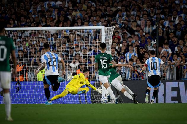 October 15, 2024, Buenos Aires, Buenos Aires, Argentina: Lionel Messi of Argentina convert his first goal during the match between Argentina and Bolivia as part of FIFA World Cup, WM, Weltmeisterschaft, Fussball 2026 Qualifiers at Estadio Mas Monumental, on October 15 2024 in Buenos Aires, Argentina Buenos Aires Argentina - ZUMAt163 20241015_zsp_t163_015 Copyright: xRobertoxTuerox