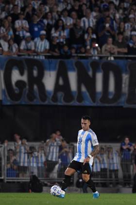 BUENOS AIRES, ARGENTINA - OCTOBER 15: Lautaro Martinez of Argentina controls ball during the FIFA World Cup, WM, Weltmeisterschaft, Fussball 2026 South American Qualifier match between Argentina and Bolivia at Estadio Mas Monumental Antonio Vespucio Liberti on October 15, 2024 in Buenos Aires, Argentina. Photo by D.Halisz SFSI Argentina v Bolivia - FIFA World Cup 2026 Qualifier Copyright: xDiegoxHalisz SFSIx