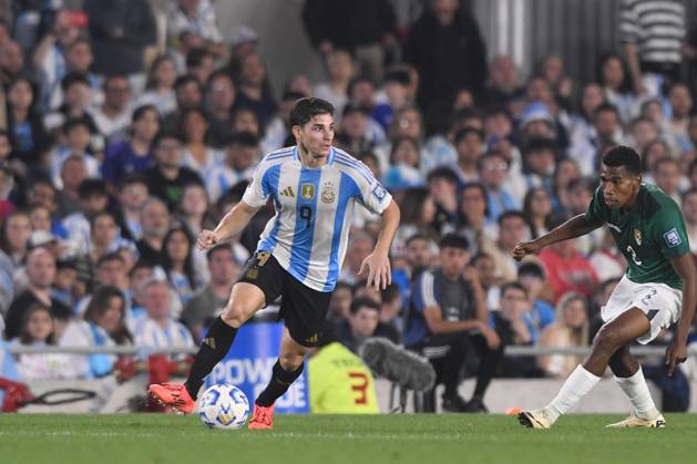 BUENOS AIRES, ARGENTINA - OCTOBER 15: Julian Alvarez of Argentina controls ball during the FIFA World Cup, WM, Weltmeisterschaft, Fussball 2026 South American Qualifier match between Argentina and Bolivia at Estadio Mas Monumental Antonio Vespucio Liberti on October 15, 2024 in Buenos Aires, Argentina. Photo by D.Halisz SFSI Argentina v Bolivia - FIFA World Cup 2026 Qualifier Copyright: xDiegoxHalisz SFSIx