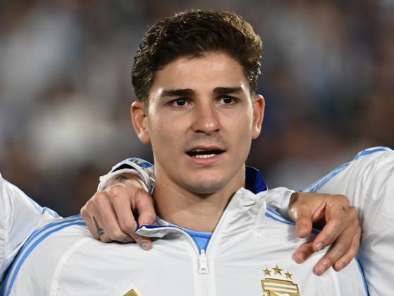 BUENOS AIRES, ARGENTINA - OCTOBER 15:Julian Alvarez of Argentina previous a match between Argentina Vs Bolivia as part of World Cup 2026 Qualifiers at Estadio Mas Monumental on October 15, 2024 in BuenosAires, Argentina. Buenos Aires Buenos Aires Argentina Copyright: xIMAGOx xPhotoCero5x xLucianoxBisbalxPhotoCero5x