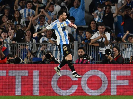 BUENOS AIRES, ARGENTINA - OCTOBER 15: Lionel Messi of Argentina celebrating after scoring the first goal of his team during a match between Argentina Vs Bolivia as part of World Cup 2026 Qualifiers at Estadio Mas Monumental on October 15, 2024 in BuenosAires, Argentina. Buenos Aires Buenos Aires Argentina Copyright: xIMAGOx xPhotoCero5x xLucianoxBisbalxPhotoCero5x