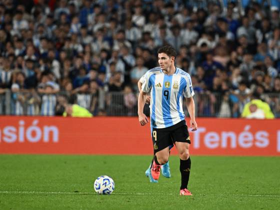 BUENOS AIRES, ARGENTINA - OCTOBER 15:Julian Alvarez of Argentina Controls the ball during a match between Argentina Vs Bolivia as part of World Cup 2026 Qualifiers at Estadio Mas Monumental on October 15, 2024 in BuenosAires, Argentina. Buenos Aires Buenos Aires Argentina Copyright: xIMAGOx xPhotoCero5x xLucianoxBisbalxPhotoCero5x