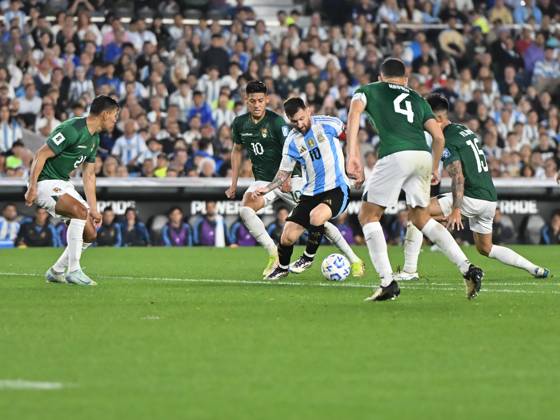 BUENOS AIRES, ARGENTINA - OCTOBER 15:Lionel Messi of Argentina Controls the ball during a match between Argentina Vs Bolivia as part of World Cup 2026 Qualifiers at Estadio Mas Monumental on October 15, 2024 in BuenosAires, Argentina. Buenos Aires Buenos Aires Argentina Copyright: xIMAGOx xPhotoCero5x xLucianoxBisbalxPhotoCero5x