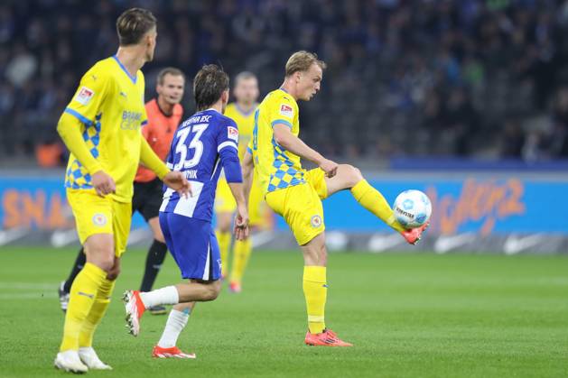 18 10 2024, xtgx, Fußball 2 Bundesliga, Hertha BSC Berlin Eintracht Braunschweig emspor, v l Niklas Tauer Braunschweig, 8 am Ball, plays the ball DFL DFB REGULATIONS PROHIBIT ANY USE OF PHOTOGRAPHS as IMAGE SEQUENCES and or QUASI VIDEO Berlin