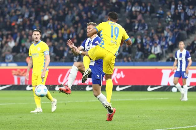 18 10 2024, xtgx, Soccer 2 Bundesliga, Hertha BSC Berlin Eintracht Braunschweig emspor, v l Florian Niederlechner Hertha, 7 , Leon Bell Bell Braunschweig, 19 duel, duel, fight, tackle DFL DFB REGULATIONS PROHIBIT ANY USE OF PHOTOGRAPHS as IMAGE SEQUENCES and or QUASI VIDEO Berlin