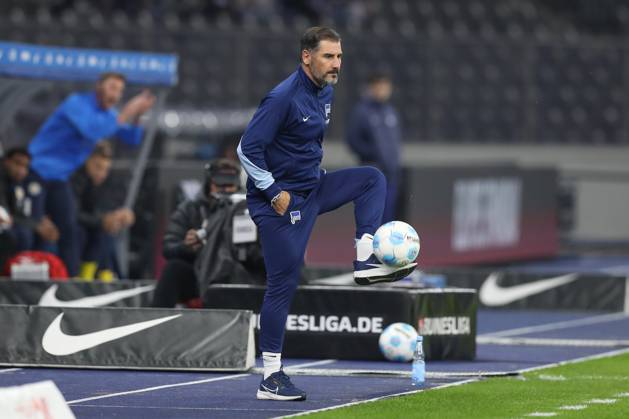 18 10 2024, xtgx, Soccer 2 Bundesliga, Hertha BSC Berlin Eintracht Braunschweig emspor, v l Cristian Fiel Hertha, coach on the ball, plays the ball DFL DFB REGULATIONS PROHIBIT ANY USE OF PHOTOGRAPHS as IMAGE SEQUENCES and or QUASI VIDEO Berlin