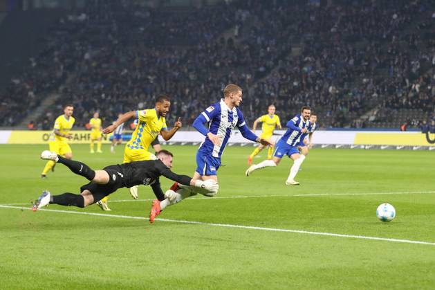 18 10 2024, xtgx, Soccer 2 Bundesliga, Hertha BSC Berlin Eintracht Braunschweig emspor, v l Michael Cuisance Hertha, 27 and Lennart Grill Braunschweig, 1 duel, duel, fight, tackle DFL DFB REGULATIONS PROHIBIT ANY USE OF PHOTOGRAPHS as IMAGE SEQUENCES and or QUASI VIDEO Berlin
