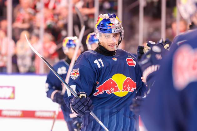 Goal celebration by Markus Eisenschmid 11 EHC Red Bull Muenchen to equalize 2 2, EHC Red Bull Muenchen vs Augsburger Panther, Matchday 10, Ice Hockey, Penny DEL, 18 10 2024 Muenchen Bayern Germany Copyright: xkolbert-press ChristianxKolbertx