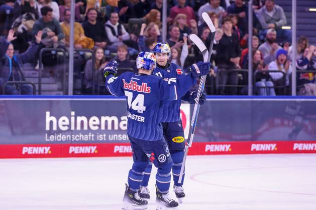 Goal celebration by Markus Eisenschmid 11 EHC Red Bull Muenchen to equalize 2 2, EHC Red Bull Muenchen vs Augsburger Panther, Matchday 10, Ice Hockey, Penny DEL, 18 10 2024 Muenchen Bayern Germany Copyright: xkolbert-press ChristianxKolbertx