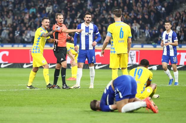 18 10 2024, xtgx, Fußball 2 Bundesliga, Hertha BSC Berlin Eintracht Braunschweig emspor, v l Elfmeter fuer Hertha BSC DFL DFB REGULATIONS PROHIBIT ANY USE OF PHOTOGRAPHS as IMAGE SEQUENCES and or QUASI VIDEO Berlin