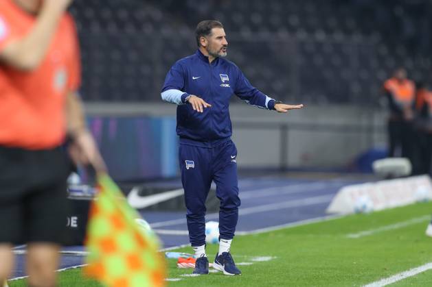 18 10 2024, xtgx, Soccer 2 Bundesliga, Hertha BSC Berlin Eintracht Braunschweig emspor, v l Cristian Fiel Hertha, Coach DFL DFB REGULATIONS PROHIBIT ANY USE OF PHOTOGRAPHS as IMAGE SEQUENCES and or QUASI VIDEO Berlin