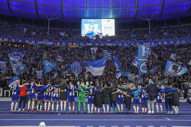 18 10 2024, xtgx, Fußball 2 Bundesliga, Hertha BSC Berlin Eintracht Braunschweig emspor, v l Hertha Jubel über den Sieg, Jubel nach Spielende DFL DFB REGULATIONS PROHIBIT ANY USE OF PHOTOGRAPHS as IMAGE SEQUENCES and or QUASI VIDEO Berlin