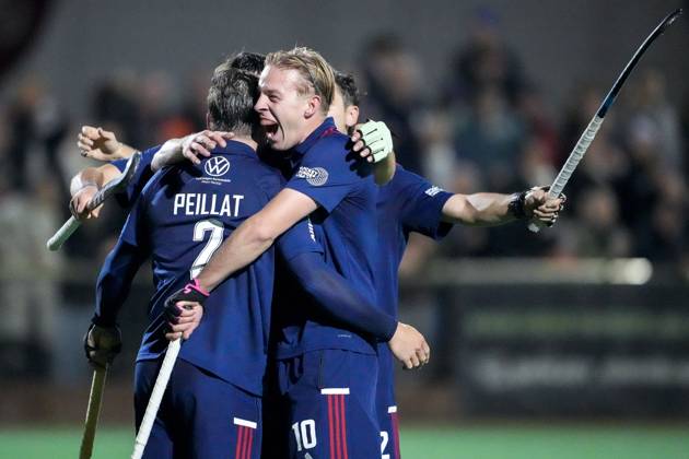 Players of Mannheimer HC MHC , celebrate the goal, celebrate the goal, goal, celebration, cheers about the goal, rejoicing, joy, rejoices, optimistic, positive, game scene, highlight, action, 18 10 2024, Mannheim Germany , Hockey, 1 Bundesliga, Men, TSV Mannheim Mannheimer HC xozx