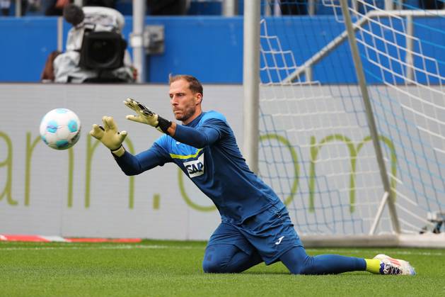 19 10 2024, xtvx, Fussball 1 Bundesliga, TSG 1899 Hoffenheim VfL Bochum emspor, v l Goalkeeper Oliver Baumann TSG 1899 Hoffenheim warms up, beim Aufwaermen DFL DFB REGULATIONS PROHIBIT ANY USE OF PHOTOGRAPHS as IMAGE SEQUENCES and or QUASI VIDEO Sinsheim