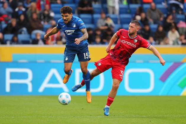 19 10 2024, xtvx, Fußball 1 Bundesliga, TSG 1899 Hoffenheim VfL Bochum emspor, v l Zweikampf, Duell, duel, tackle, compete Valentin Gendrey TSG 1899 Hoffenheim Maximilian Wittek VfL Bochum DFL DFB REGULATIONS PROHIBIT ANY USE OF PHOTOGRAPHS as IMAGE SEQUENCES and or QUASI VIDEO Sinsheim