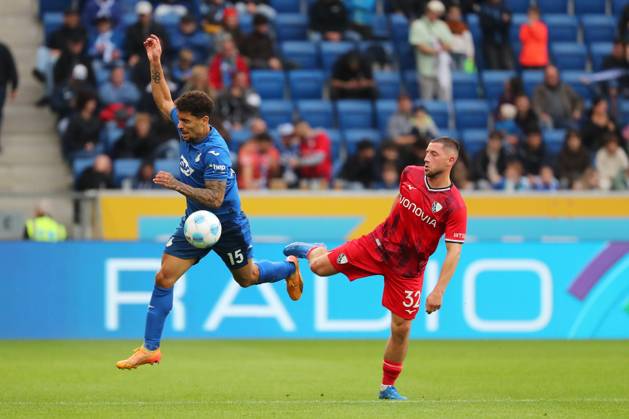 19 10 2024, xtvx, Fußball 1 Bundesliga, TSG 1899 Hoffenheim VfL Bochum emspor, v l Zweikampf, Duell, duel, tackle, compete Valentin Gendrey TSG 1899 Hoffenheim Maximilian Wittek VfL Bochum DFL DFB REGULATIONS PROHIBIT ANY USE OF PHOTOGRAPHS as IMAGE SEQUENCES and or QUASI VIDEO Sinsheim