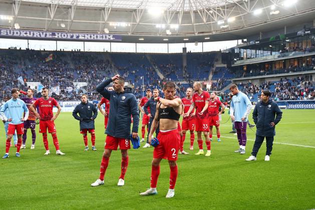 19 10 2024, xtvx, Fussball 1 Bundesliga, TSG 1899 Hoffenheim VfL Bochum emspor, v l Mannschaft VfL Bochum nach dem Spiel, after the match enttaeuscht, enttaeuscht schauenend, dissapointed DFL DFB REGULATIONS PROHIBIT ANY USE OF PHOTOGRAPHS as IMAGE SEQUENCES and or QUASI VIDEO Sinsheim