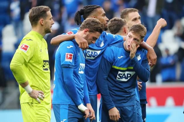 19 10 2024, xtvx, Fussball 1 Bundesliga, TSG 1899 Hoffenheim VfL Bochum emspor, v l Mannschaft TSG Hoffenheim nach dem Spiel, after the match DFL DFB REGULATIONS PROHIBIT ANY USE OF PHOTOGRAPHS as IMAGE SEQUENCES and or QUASI VIDEO Sinsheim