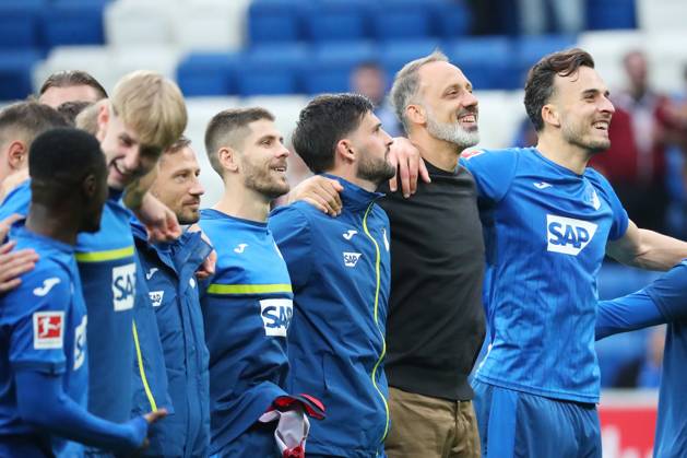 19 10 2024, xtvx, Fussball 1 Bundesliga, TSG 1899 Hoffenheim VfL Bochum emspor, v l Mannschaft TSG Hoffenheim nach dem Spiel, after the match Trainer Pellegrino Matarazzo TSG 1899 Hoffenheim DFL DFB REGULATIONS PROHIBIT ANY USE OF PHOTOGRAPHS as IMAGE SEQUENCES and or QUASI VIDEO Sinsheim