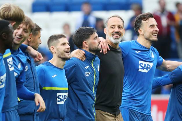 19 10 2024, xtvx, Fussball 1 Bundesliga, TSG 1899 Hoffenheim VfL Bochum emspor, v l Mannschaft TSG Hoffenheim nach dem Spiel, after the match Trainer Pellegrino Matarazzo TSG 1899 Hoffenheim DFL DFB REGULATIONS PROHIBIT ANY USE OF PHOTOGRAPHS as IMAGE SEQUENCES and or QUASI VIDEO Sinsheim