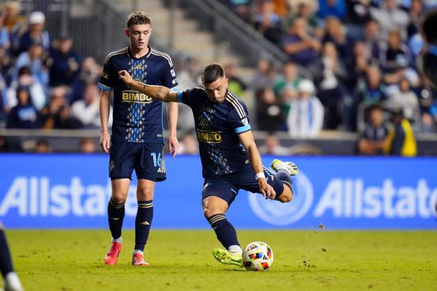 October 19, 2024: Philadelphia Union Defender Kai Wagner (27) attempts a free kick during the second half of an MLS, Fussball Herren, USA match against FC Cincinnati at Subaru Park in Chester, Pennsylvania. CSM Chester United States of America - ZUMAc04_ 20241019_zma_c04_333 Copyright: xKylexRoddenx