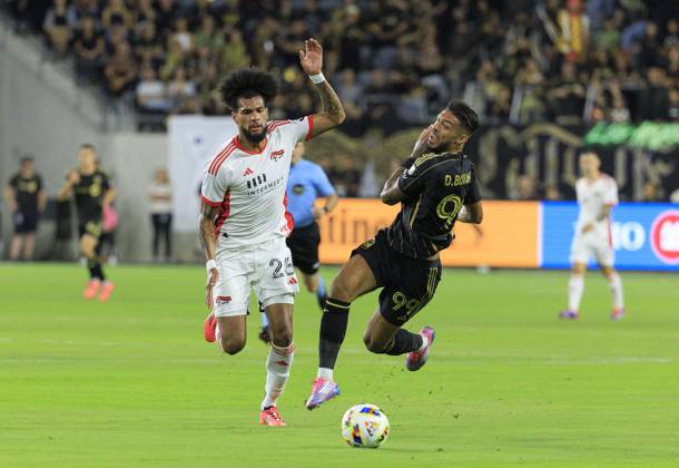 October 19, 2024, Los Angeles, California, USA: Denis Bouanga 99 of the Los Angeles Football Club is defended by Rodrigues 26 of the San Jose Earthquakes during their regular season MLS, Fussball Herren, USA match on Saturday October 19, 2024 at the BMO Stadium in Los Angeles, California. LAFC defeats Earthquakes, 3-1. JAVIER ROJAS PI Los Angeles USA - ZUMAp124 20241019_zaa_p124_047 Copyright: xJavierxRojasx