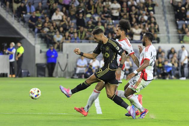 October 19, 2024, Los Angeles, California, USA: Denis Bouanga 99 of the Los Angeles Football Club takes a shot into goal during their regular season MLS, Fussball Herren, USA match against the San Jose Earthquakes on Saturday October 19, 2024 at the BMO Stadium in Los Angeles, California. LAFC defeats Earthquakes, 3-1. JAVIER ROJAS PI Los Angeles USA - ZUMAp124 20241019_zaa_p124_049 Copyright: xJavierxRojasx