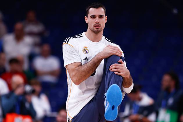 October 20, 2024, Madrid, Madrid, SPAIN: Alberto Abalde Diaz of Real Madrid warms up during the Spanish League, Liga ACB Endesa, basketball match played between Real Madrid and Basquet Girona at WiZink Center on October 20, 2024, in Madrid, Spain. Madrid SPAIN - ZUMAa181 20241020_zaa_a181_006 Copyright: xDennisxAgyemanx