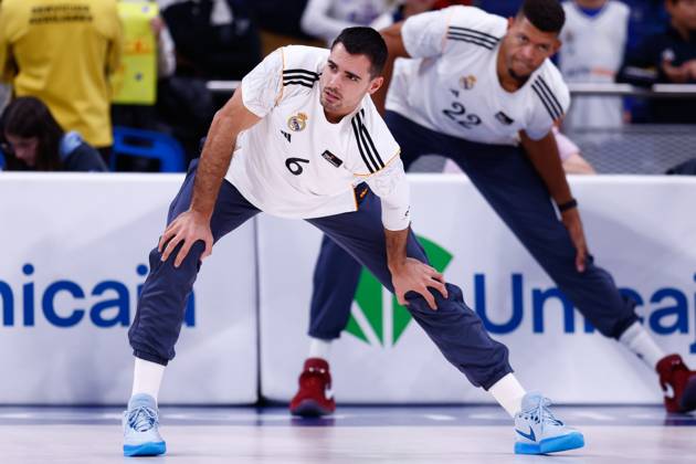 October 20, 2024, Madrid, Madrid, SPAIN: Alberto Abalde Diaz of Real Madrid warms up during the Spanish League, Liga ACB Endesa, basketball match played between Real Madrid and Basquet Girona at WiZink Center on October 20, 2024, in Madrid, Spain. Madrid SPAIN - ZUMAa181 20241020_zaa_a181_010 Copyright: xDennisxAgyemanx