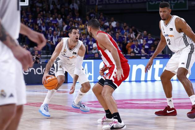 October 20, 2024, Madrid, Madrid, SPAIN: Alberto Abalde Diaz of Real Madrid in action during the Spanish League, Liga ACB Endesa, basketball match played between Real Madrid and Basquet Girona at WiZink Center on October 20, 2024, in Madrid, Spain. Madrid SPAIN - ZUMAa181 20241020_zaa_a181_077 Copyright: xDennisxAgyemanx