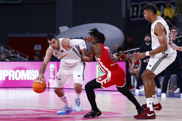 October 20, 2024, Madrid, Madrid, SPAIN: Alberto Abalde Diaz of Real Madrid in action during the Spanish League, Liga ACB Endesa, basketball match played between Real Madrid and Basquet Girona at WiZink Center on October 20, 2024, in Madrid, Spain. Madrid SPAIN - ZUMAa181 20241020_zaa_a181_080 Copyright: xDennisxAgyemanx