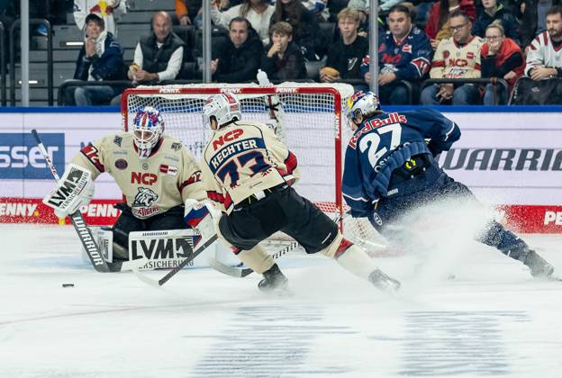 Veit Oswald EHC Red Bull Muenchen, 27 misses against Leon Hungerecker goalie, Nuernberg Ice Tigers, 72 and Roman Kechter Nuernberg Ice Tigers, 73 GER, EHC Red Bull Muenchen vs Nuernberg Ice Tigers, Ice Hockey, DEL, Matchday 11, Season 2024 2025, 20 10 2024 GER, EHC Red Bull Muenchen vs Nuernberg Ice Tigers, Ice Hockey, DEL, Matchday 11, Season 2024 2025, 20 10 2024 Muenchen Copyright: xEibner-Pressefoto HeikexFeinerx EP_HFR